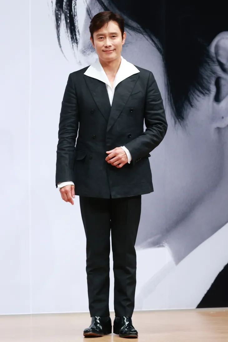 포즈 취하는 이병헌