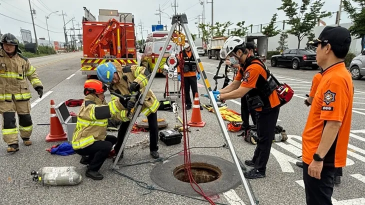 6일 오전 9시 22분쯤 인천 계양구 병방동 한 도로 맨홀에서 실종된 작업자를 찾기 위해 소방당국이 수색작업을 하고 있다. 인천소방본부 제공