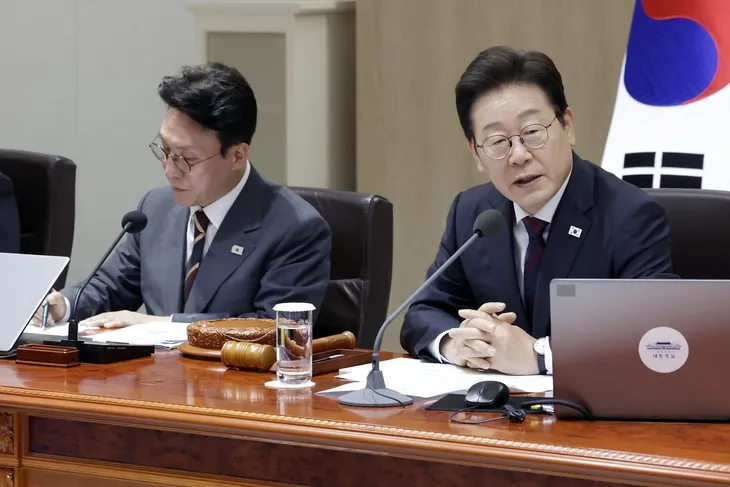 이재명 대통령이 5일 열린 국무회의에서 발언하고 있다. 주말에 열린 국무회의에서 1인당 최고 55만원의 소비쿠폰 지급이 담긴 추가경정예산(추경)이 의결됐다. 이재명 정부의 첫 추경이다. 연합뉴스