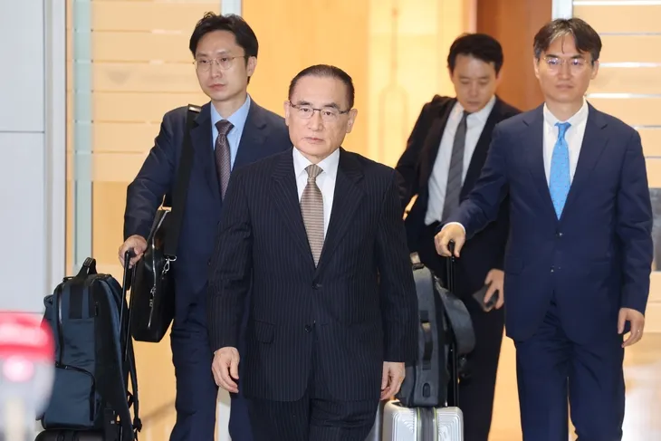 위성락 국가안보실장이 6일 인천국제공항을 통해 미국 워싱턴DC로 출국하고 있다. 연합뉴스