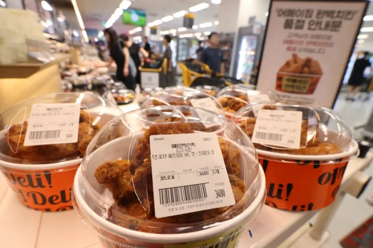 6일 서울의 한 이마트 매장에 1마리에 3480원인 ‘어메이징 완벽치킨’이 진열돼 있다. 연합뉴스
