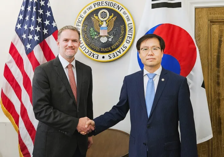 여한구(오른쪽) 산업통상자원부 통상교섭본부장이 5일(현지시간) 미국 워싱턴DC 미국무역대표부(USTR)에서 제이미슨 그리어 미국 무역대표부 대표와 악수하고 있다. 산업통상자원부 제공