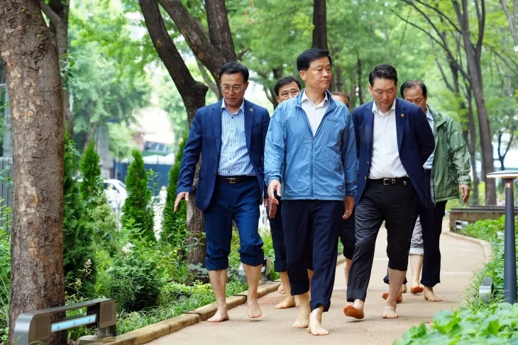 이승로(맨 앞) 서울 성북구청장이 지난달 26일 열린 ‘석계치유정원 준공식’ 이후 이곳에 마련된 황톳길을 직접 걷고 있다. 성북구 제공