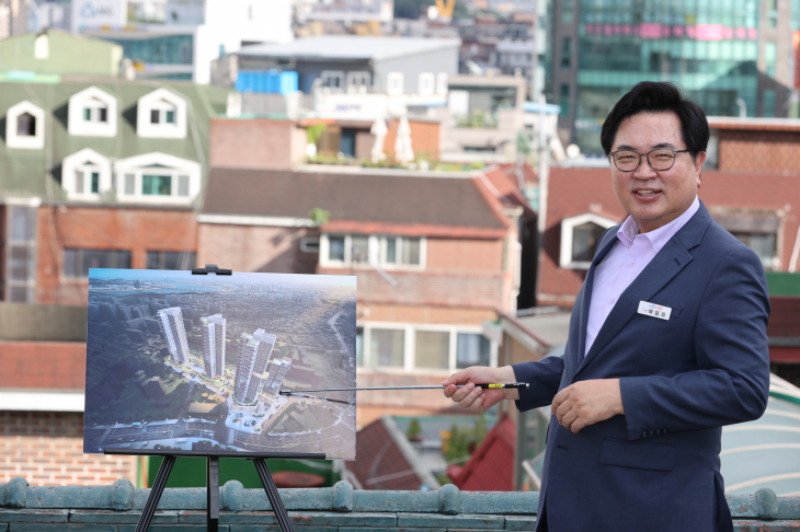 박일하 서울 동작구청장이 역세권 활성화 사업이 진행 중인 남성역 일대를 가리키며 ‘동작구형 정비 사업’의 중요성을 강조하고 있다. 박 구청장은 “살고 싶은, 살기 좋은 도시를 반드시 만들 것”이라고 말했다. 동작구 제공