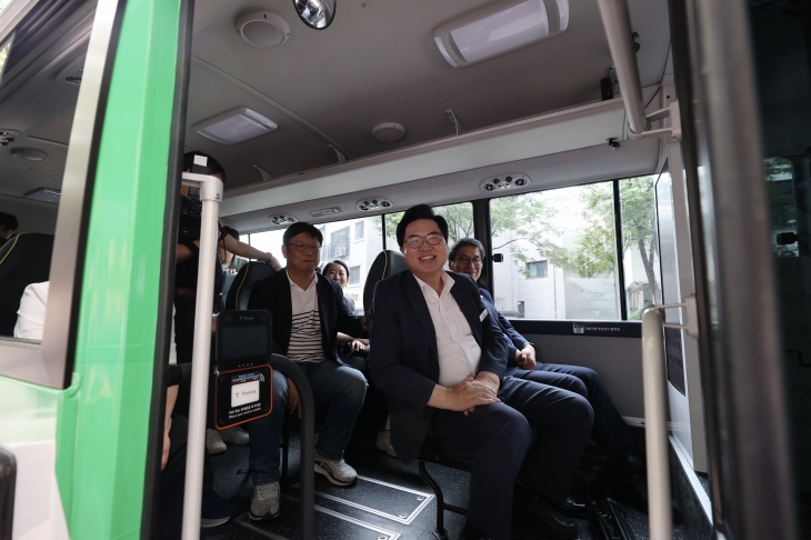 박일하(앞) 서울 동작구청장이 지난달 30일 자율주행 마을버스에 시승하고 있다. 동작구 제공