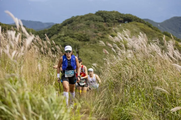 ‘장수트레일레이스’ 대회 참가자들이 장안산 억새밭을 지나고 있다. 장수군 제공