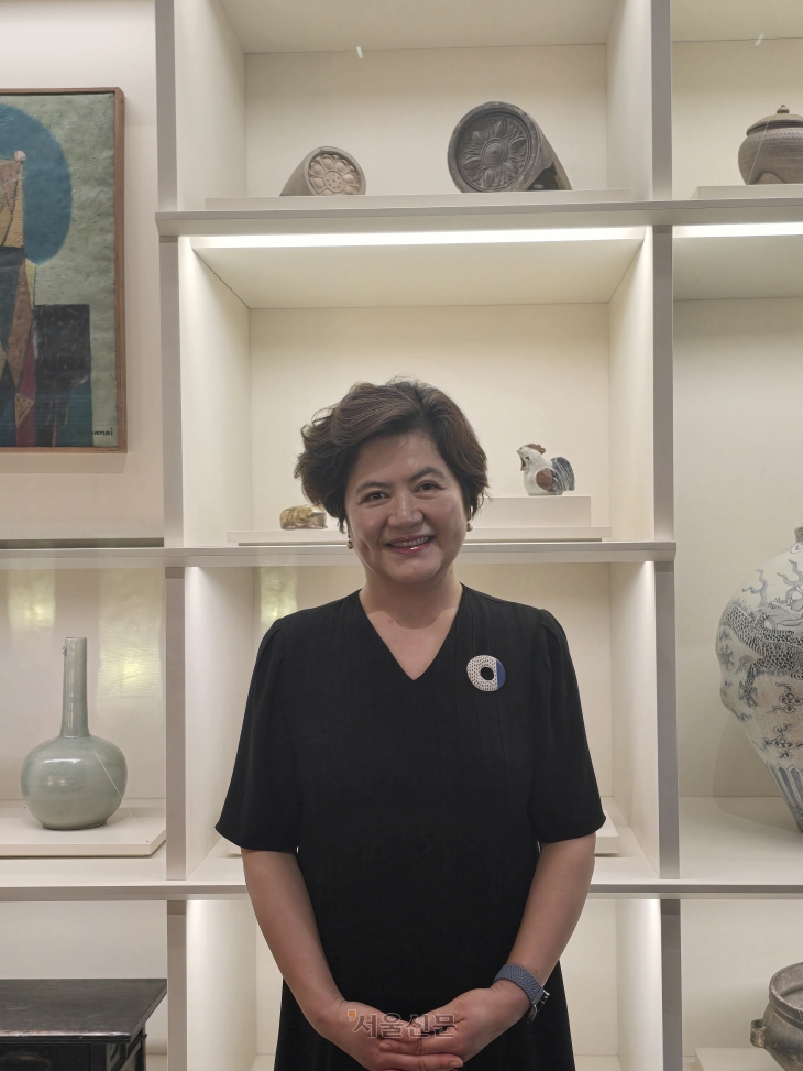 이현주 국립중앙박물관 홍보전문경력관이 박물관 내 좋아하는 공간 중 하나인 기증관에서 박물관 이야기를 하며 활짝 웃고 있다.