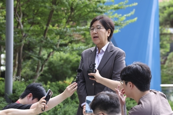정은경 보건복지부 장관 후보자가 30일 서울 중구 T타워에 마련된 인사청문회 준비 사무실 첫 출근길에 기자들과 만나 질문에 답하고 있다.뉴시스