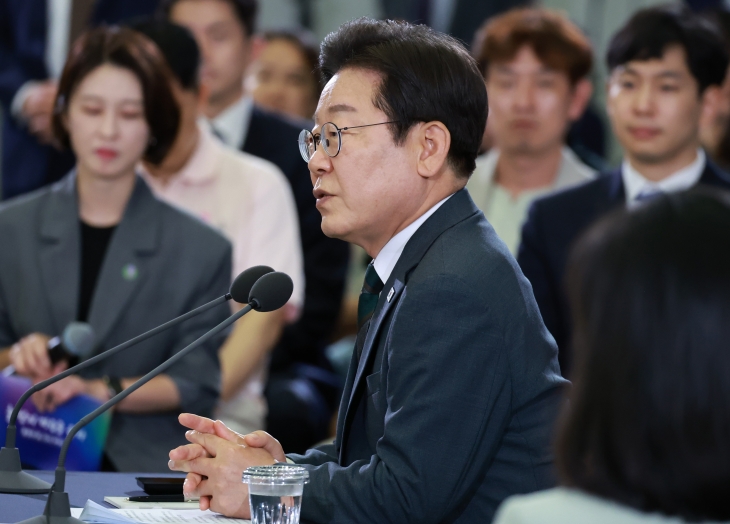 이재명 대통령이 4일 대전컨벤션센터에서 타운홀 미팅 형식으로 열린 ‘국민소통 행보 2탄, 충청의 마음을 듣다’에서 발언하고 있다. 2025.7.4 연합뉴스