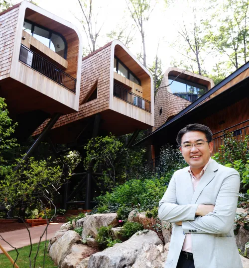 오승록 서울 노원구청장이  지난 1일 상계동 수락산 동막골 자연휴양림 ‘수락휴’에서 인터뷰를 진행하고 있다. 배경은 호텔급 서비스를 이용할 수 있는 14m 높이 트리하우스.   노원구 제공