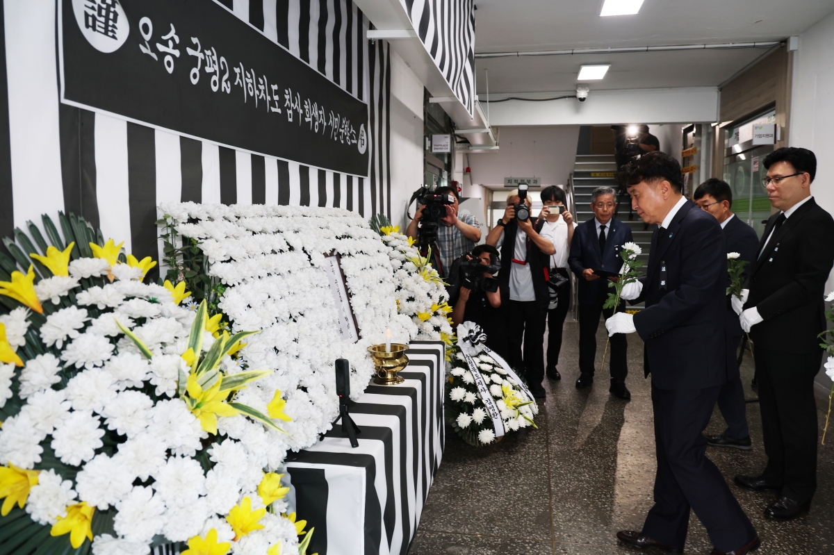 김영환 충북지사가 7일 청주 오송지하차도 참사 2주기를 맞아 청주시청에 설치된 분향소를 찾아 조문하고 있다. 충북도 제공.