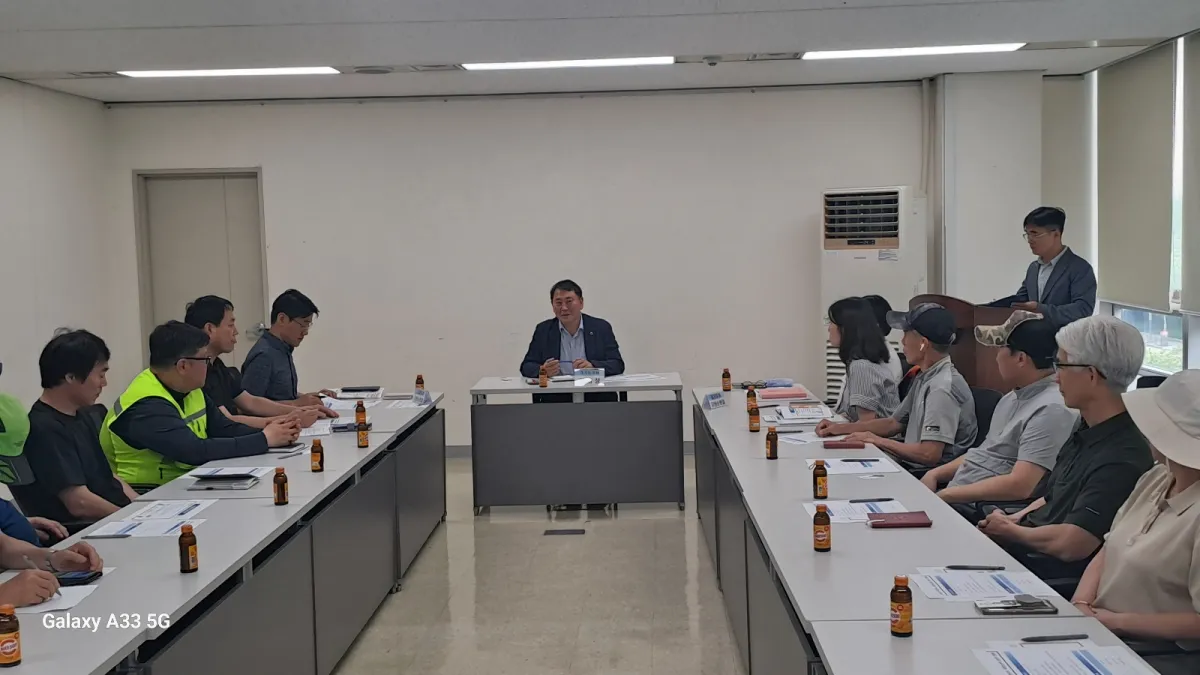 7월 4일, 고양특례시 덕양구청에서 가로청소 미화원들과 간담회를 진행하고 있는 명재성 의원. (사진=경기도의회)