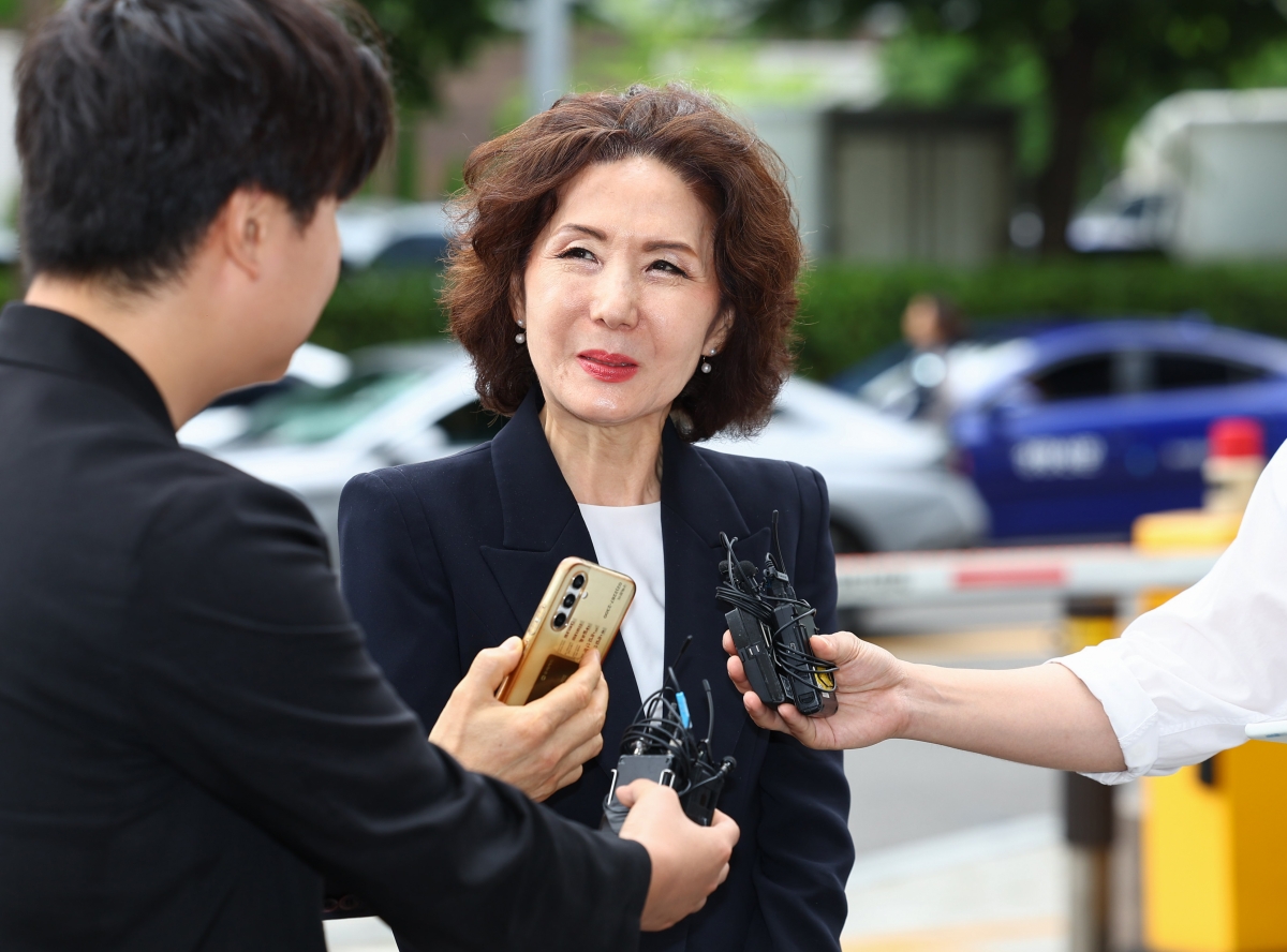 이진숙 사회부총리 겸 교육부 장관 후보자가 30일 서울 여의도 한국교육시설안전원에 마련된 인사청문회 준비 사무실로 출근하며 취재진 질문을 듣고 있다.  연합뉴스