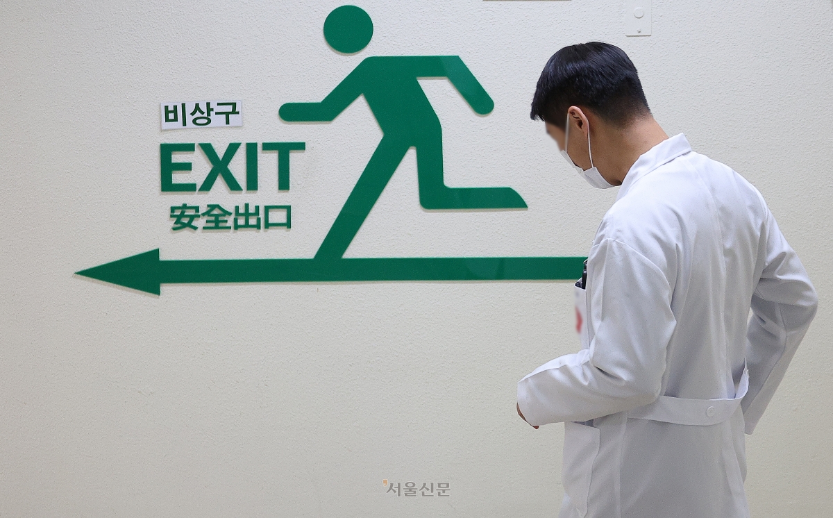 대구 한 대학병원에서 의료관계자가 이동하고 있다. 연합뉴스