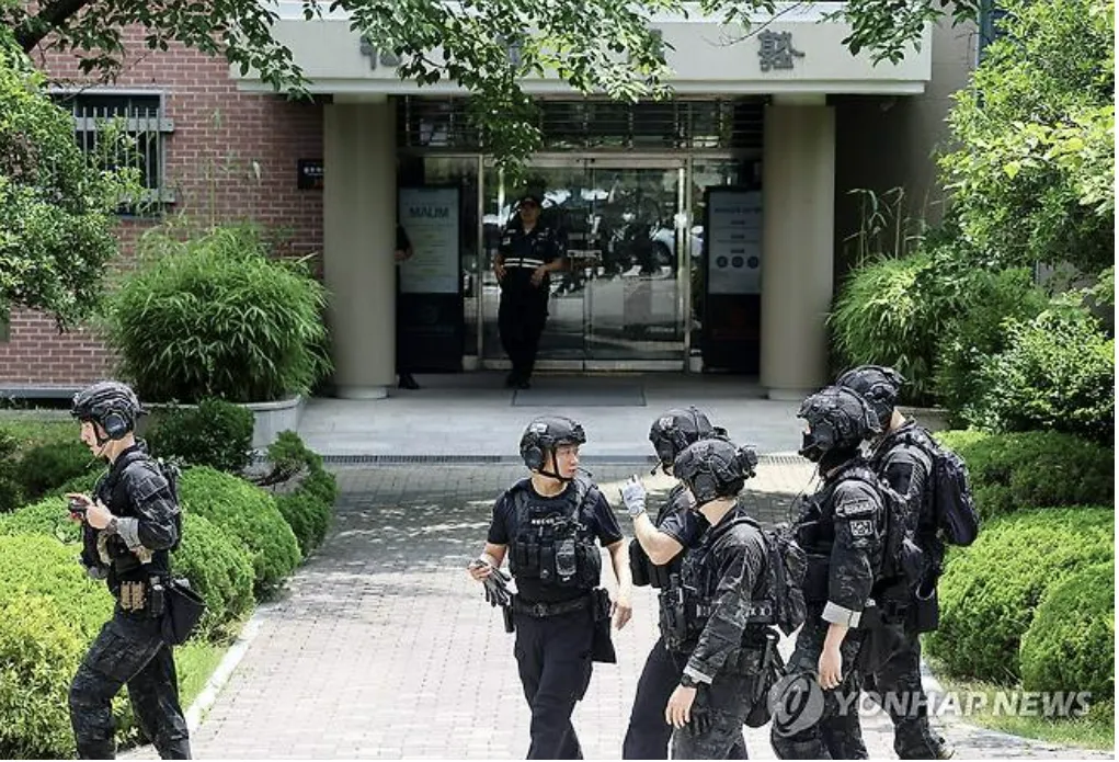 7일 광주광역시 광산구 광주여대 평생교육원에 폭발물이 설치됐다는 의심 신고가 접수돼 경찰특공대 폭발물 처리반이 수색에 나서고 있다. (연합뉴스 제공)