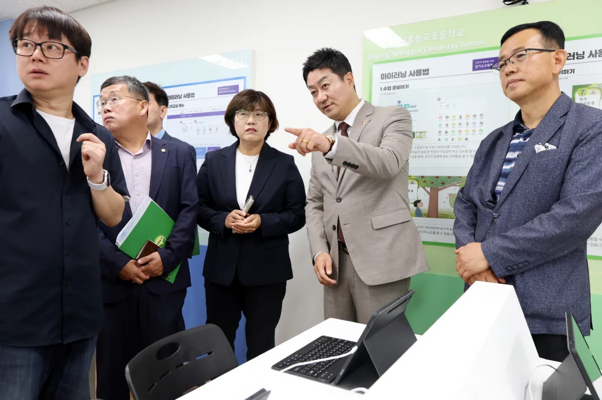 7월 7일, 시흥 능곡초등학교를 현장 방문한 김진경 의장이 관계자들과 대화를 나누고 있다. (사진=경기도의회)