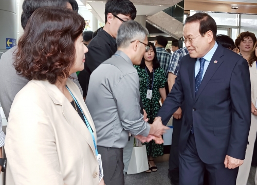 서거석 전 전북교육감이 직원들과 작별 인사를 하고 있다. 연합뉴스