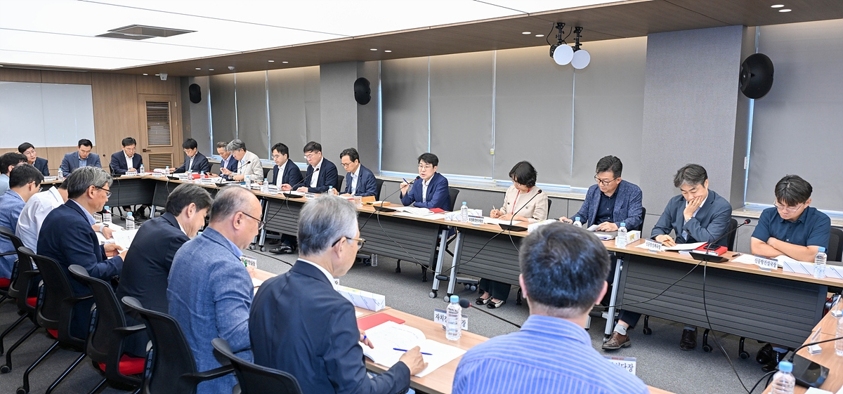김정기 대구시장 권한대행 행정부시장이 7일 시청 산격청사에서 간부회의를 주재하고 있다. 대구시 제공