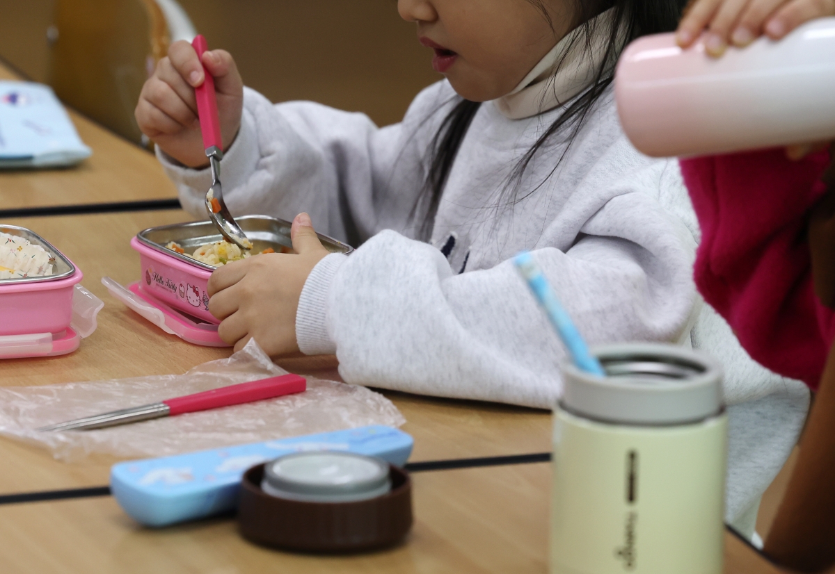 전국학교비정규직연대회의 총파업으로 급식이 중단된 울산 한 초등학교에서 학생들이 점심으로 급식 대신 도시락을 먹고 있다. 기사 내용과 관련 없는 사진. 연합뉴스