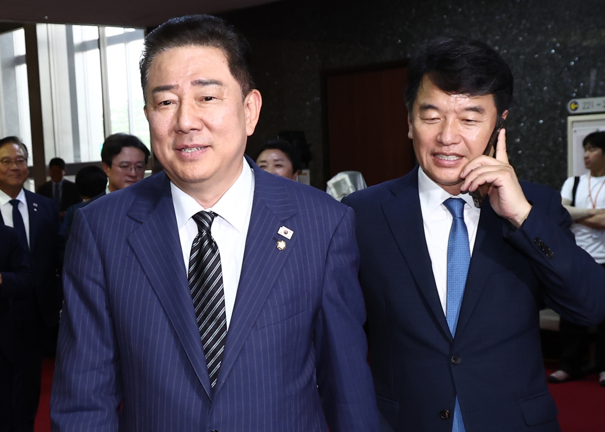 더불어민주당 김병기(왼쪽) 대표 직무대행 겸 원내대표와 문진석 원내수석부대표가 지난 3일 국회에서 열린 비공개 의원총회에 참석하고 있다. 뉴스1