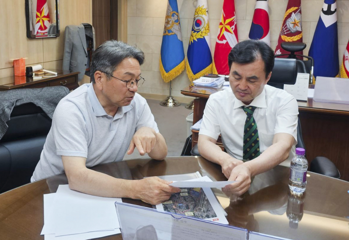 강기정 광주시장이 7일 국방부청사에서 안규백 국방부장관 후보자(오른쪽)를 찾아 민·군 통합공항 이전에 대해 논의하고 있다. 광주광역시 제공