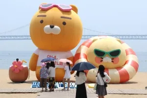 광안리해수욕장에 인기 캐릭터 라이언과 춘식이 설치