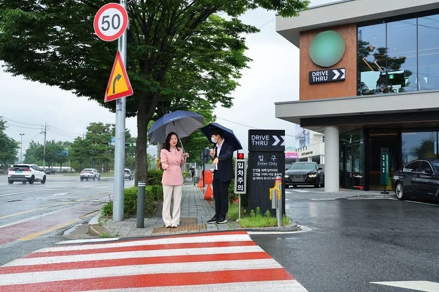 스타벅스세곡DT점을 방문한 윤영희 의원