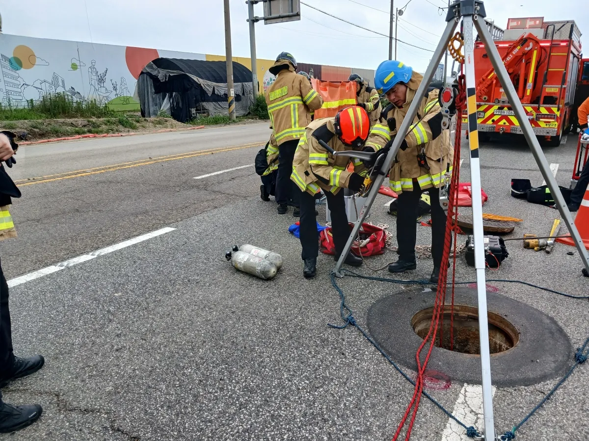 6일 오전 9시 22분쯤 인천 계양구 병방동 한 도로 맨홀에서 작업하다 실종된 노동자를 찾기 위해 소방 당국이 수색작업을 하고 있다. (인천소방본부 제공)