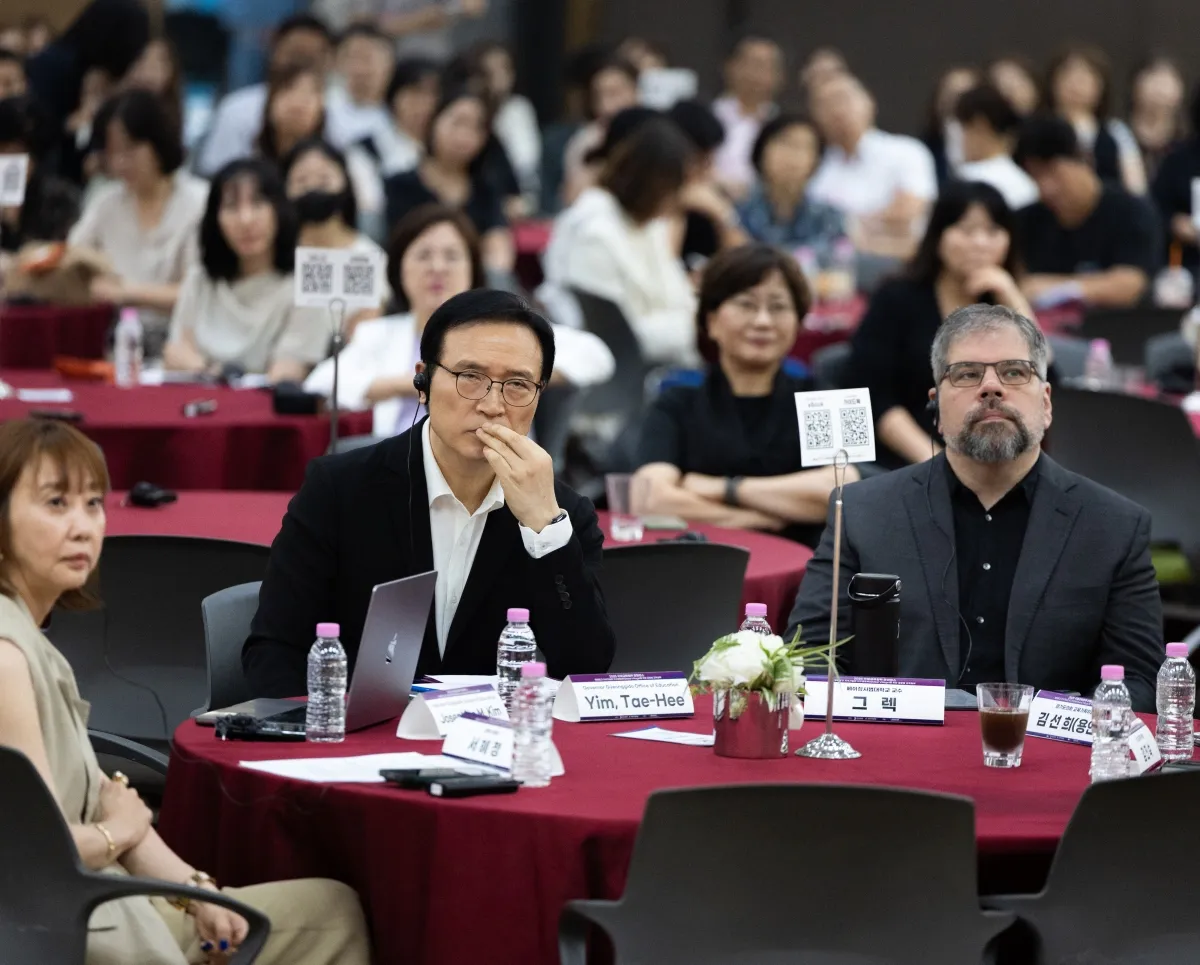 임태희 경기도교육감이 8일 ‘2025 국제교류협력 콘퍼런스’에서 기조 강연을 듣고 있다. (경기도교육청 제공)