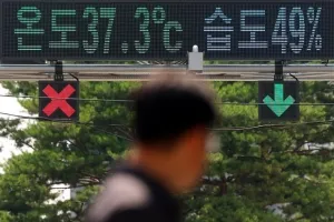 [포토] ‘37도’ 넘은 서울 기온