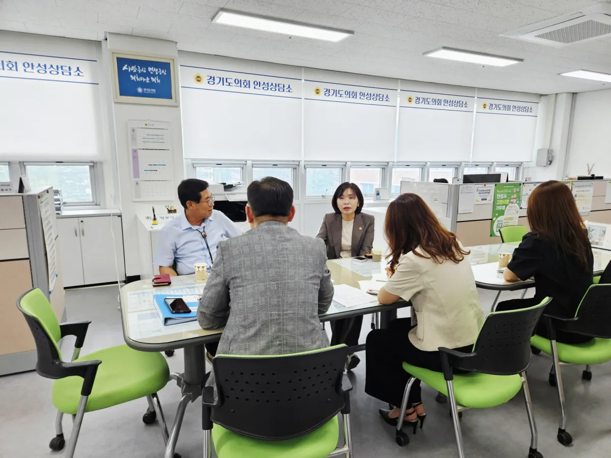 박명수 의원과 황세주 의원. 7월 7일, 안성교육지원청 행정과장 등 관계자와 함께 2025년 안성 지역 교육의 현황과 미래교육 방향을 주제로 정담회 개최. (사진=경기도의회)