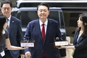 특검 “윤석열, 속옷만 입고 바닥에 누워 체포 완강히 거부”