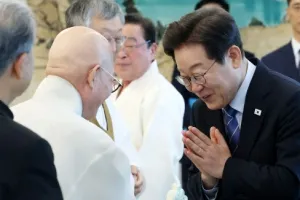 [포토] 조계종 총무원장 진우스님과 인사하는 이재명 대통령