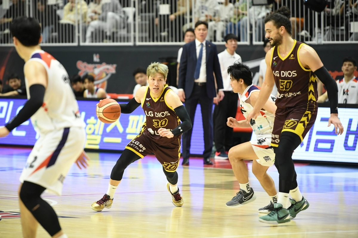 창원 LG 두경민이 3월 16일 수원 케이티아레나에서 열린 2024~25 프로농구 정규시즌 수원 kt와의 원정 경기에서 드리블하고 있다. KBL 제공