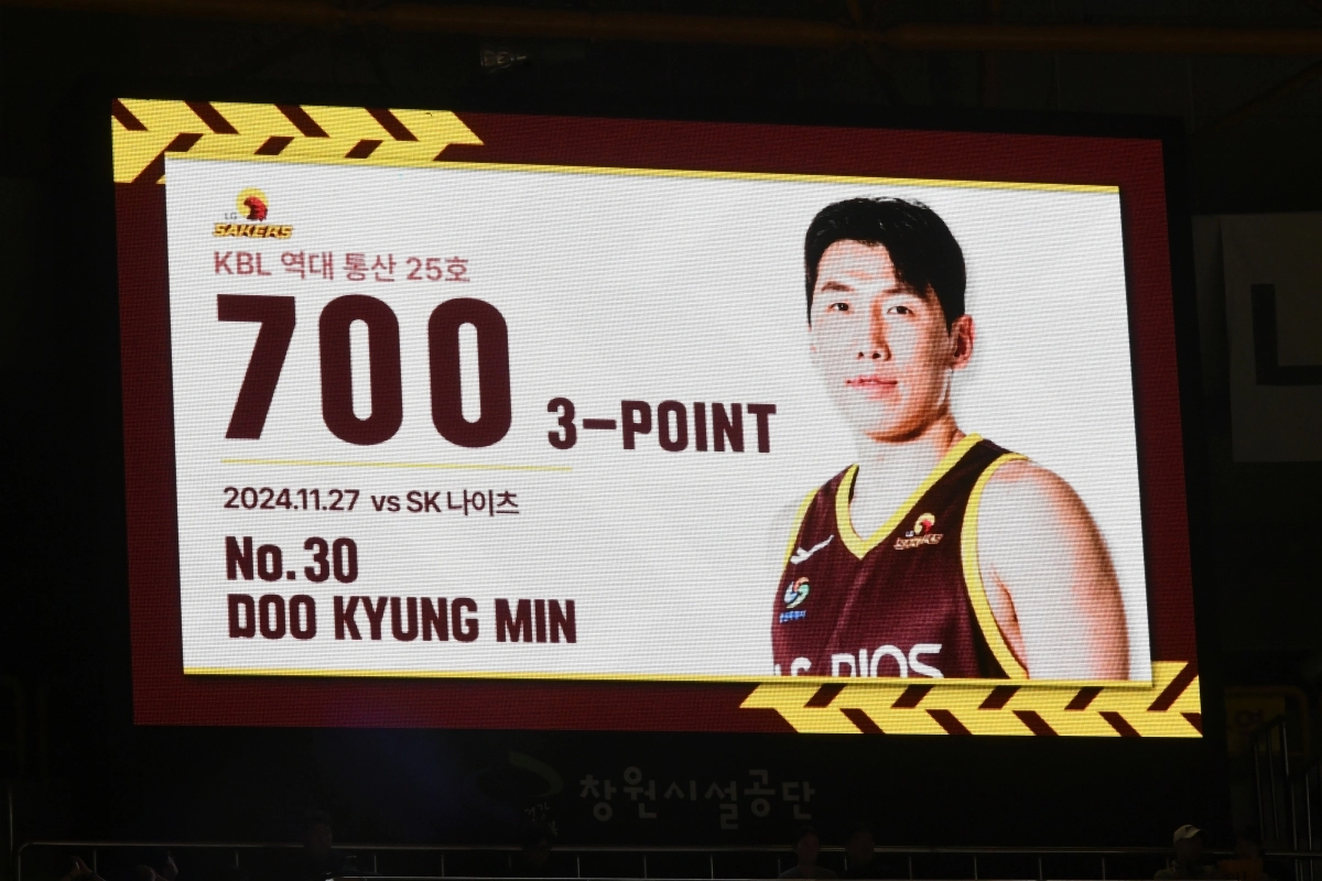 지난해 11월 27일 2024~25 프로농구 정규시즌 서울 SK와의 홈 경기에서 역대 통한 25호 3점 700개 기록을 세운 창원 LG 두경민. KBL 제공