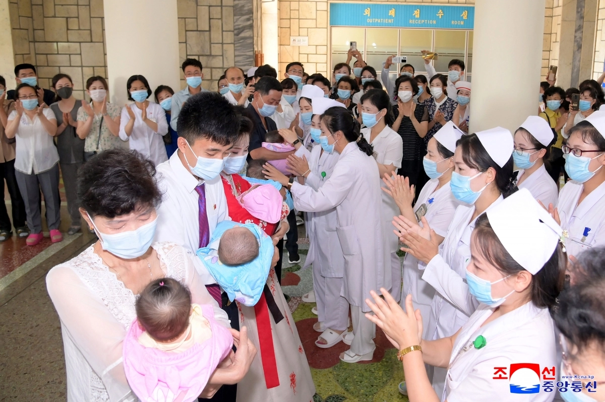 북한, 평양산원서 첫 다섯쌍둥이 퇴원