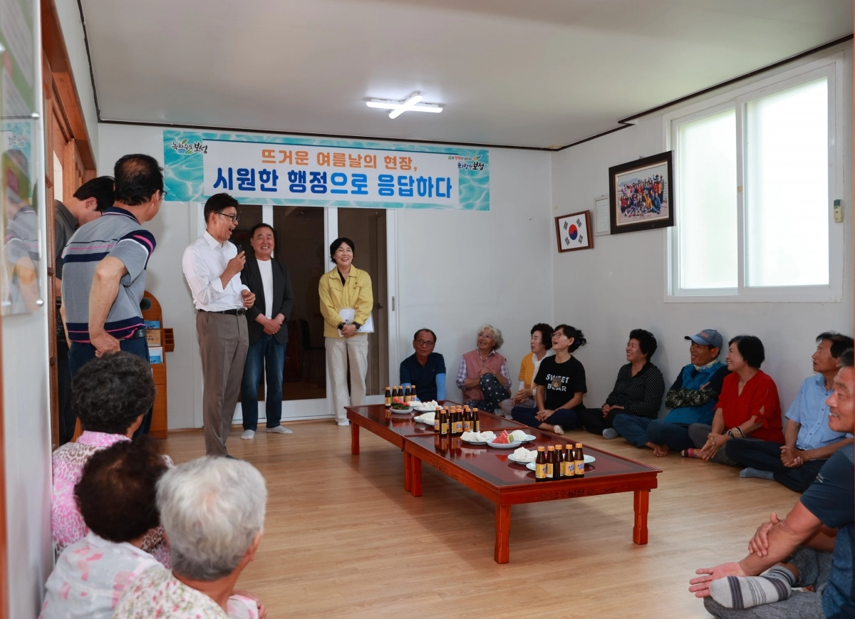 김철우 보성군수가 ‘폭염 대비 민생 현장 방문’으로 무더위 쉼터를 찾아가 주민들의 고충을 청취하고 있다.