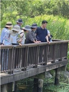 지난 10일 열린 서울창포원 재정비 사업 준공식을 마친 후, 이은림 의원(오른쪽에서 두 번째)이 참석자들과 함께 정비사업이 완료된 습지원 등 현장을 점검하고 있다.