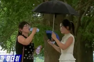[포토] 물마시며 더위 식히는 북한 시민들