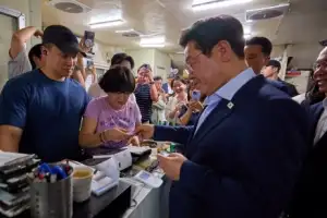 [포토] 만찬 뒤 계산하는 이재명 대통령