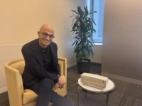 지난 3월 조주완 LG전자 대표(CEO)로부터 최초의 국산 라디오 ‘A-501’ 복원 제품을 선물받은 사티아 나델라 마이크로소프트(MS) CEO가 “정말 마음에 든다”는 문구와 함께 소셜미디어에 올린 사진. 링크드인 캡처