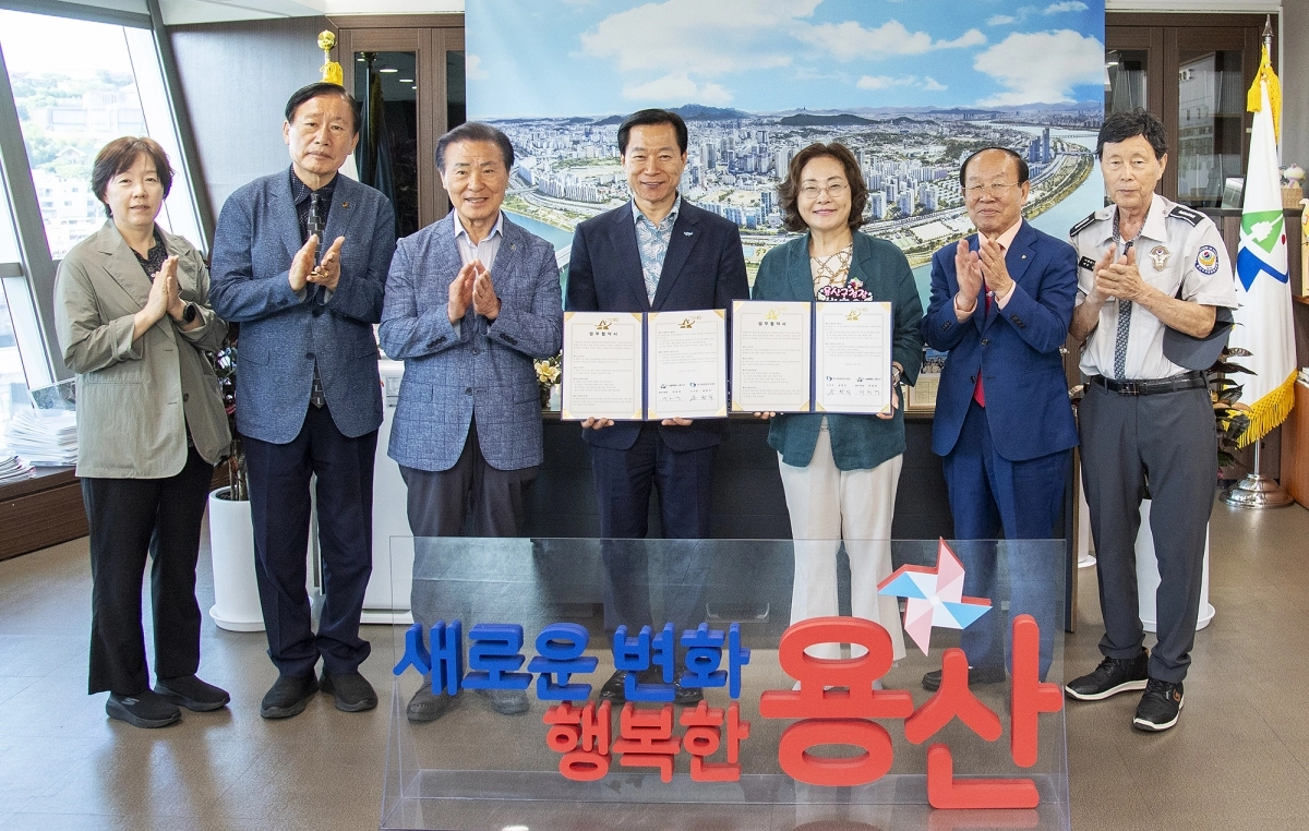 박희영(오른쪽 세 번째) 서울 용산구청장과 송창익(네 번째) 한국새생명복지재단 이사장 등 관계자들이 지난 11일 지역사회복지 향상을 위한 업무협약식에서 기념촬영을 하고 있다. 용산구 제공