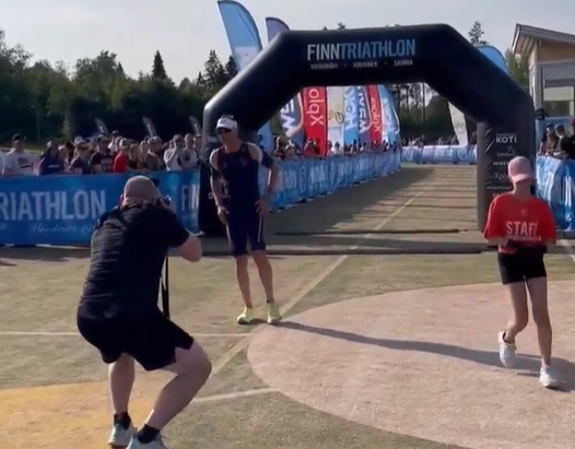 핀란드 요로이넨에서 열린 트라이애슬론(철인3종·수영 사이클 마라톤) 대회에서 2위를 차지한 선수의 정체가 가명을 쓰고 대회에 참가한 핀란드의 57세 현직 대통령으로 밝혀져 화제다. 엑스(옛 트위터) 캡처