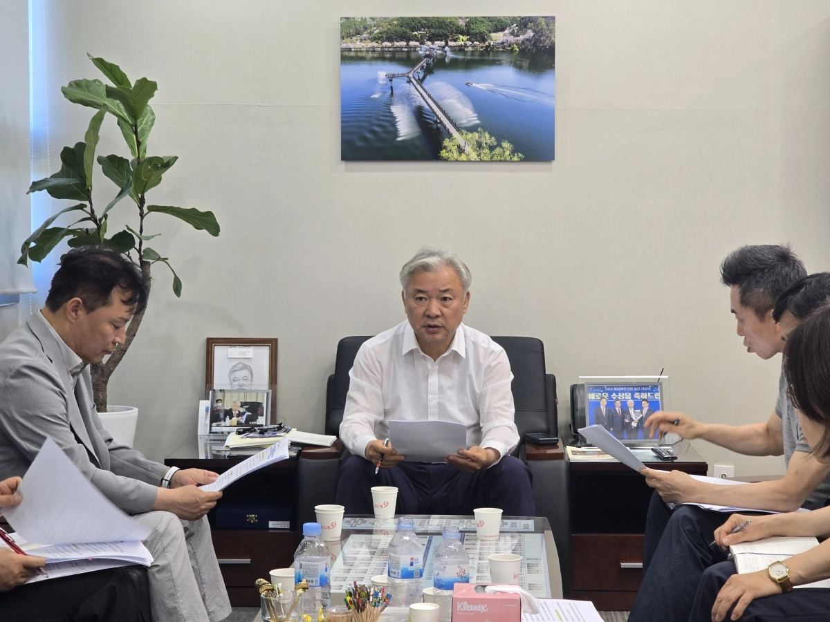 권광택 위원장은 지난 11일 도의회에서 도 복지건강국장을 비롯한 관계 공무원들과 함께 ‘폭염 대비 사회복지시설 및 경로당 대응방안 간담회’를 열었다. 권광택 위원장 제공