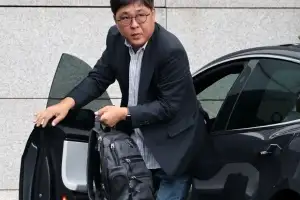 청바지 입고 백팩 차림 출근한 최휘영 문체부 장관 후보