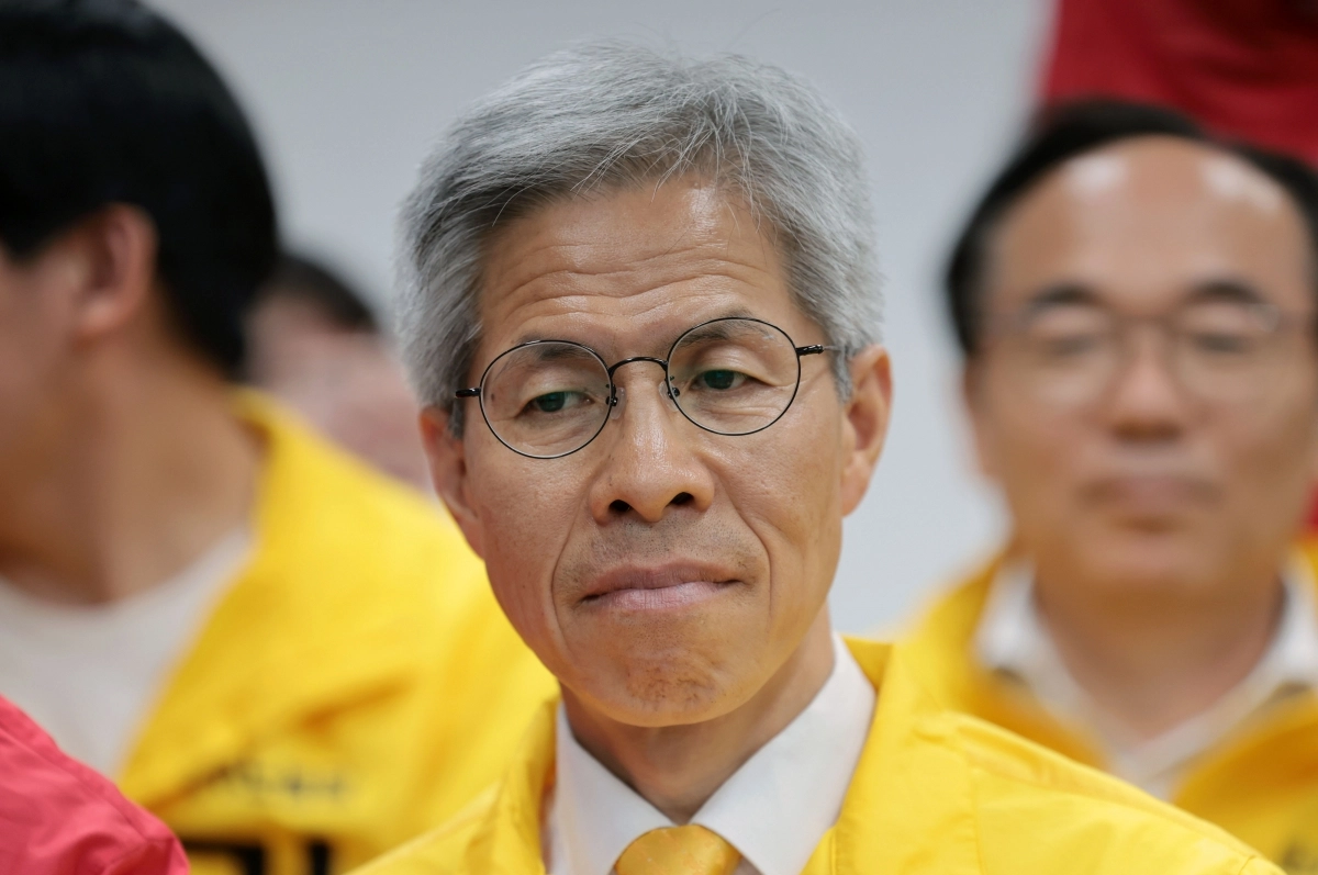 권영국 민주노동당 대선 후보가 3일 서울 구로구 선거캠프에서 21대 대통령선거 출구조사 결과를 지켜보고 있다. 2025.6.3 연합뉴스