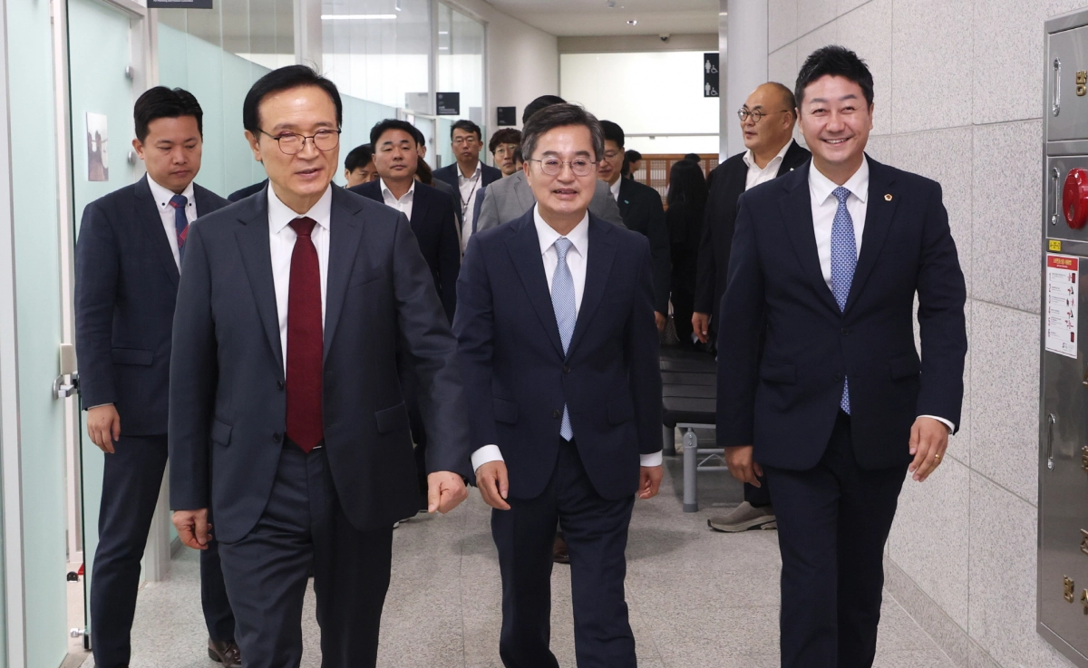 김진경 의장. 7월 15일 김동연 도지사, 임태희 교육감과 함께 의회 2층 청소원 대기실을 찾아 노동존중 실천의 협치 성과 점검. (사진=경기도의회)