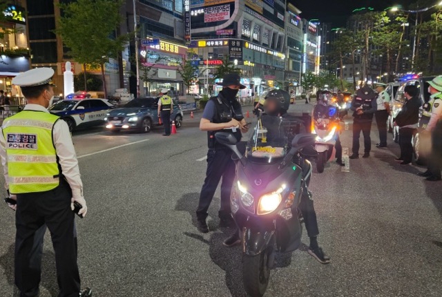 오토바이 폭주 단속 현장. 서울신문 DB