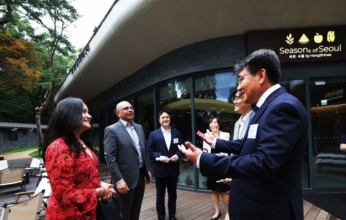 오승록(오른쪽 첫 번째) 서울 노원구청장이 지난 15일 수락산 자연휴양림 수락휴 앞에서 주한 외국대사와 대화하고 있다.   노원구 제공