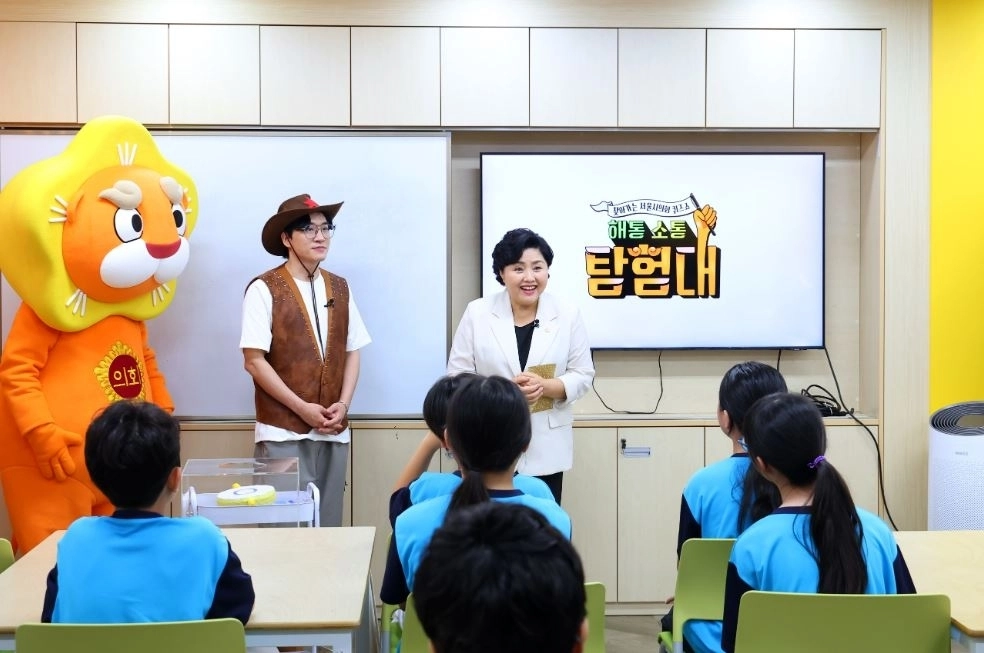 지난 3일 서울자양초등학교 도서관에서 진행된 EBS ‘찾아가는 서울시의회 퀴즈쇼 해통소통 탐험대’ 4화 자양초 편에 특별대원으로 출연한 김영옥 위원장